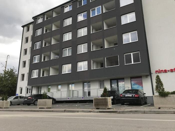 Golden Neom Apartman, Stup, *