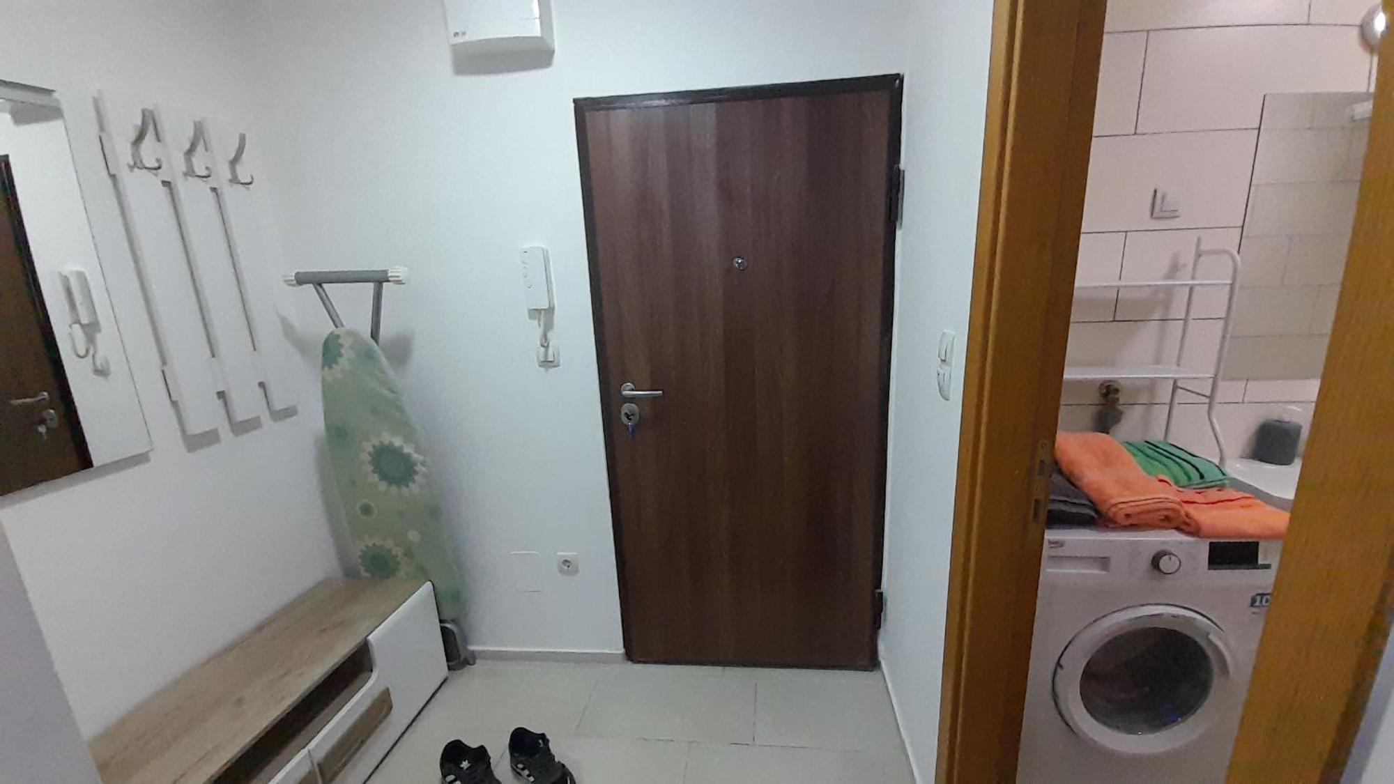 Golden Neom Apartman, Stup,