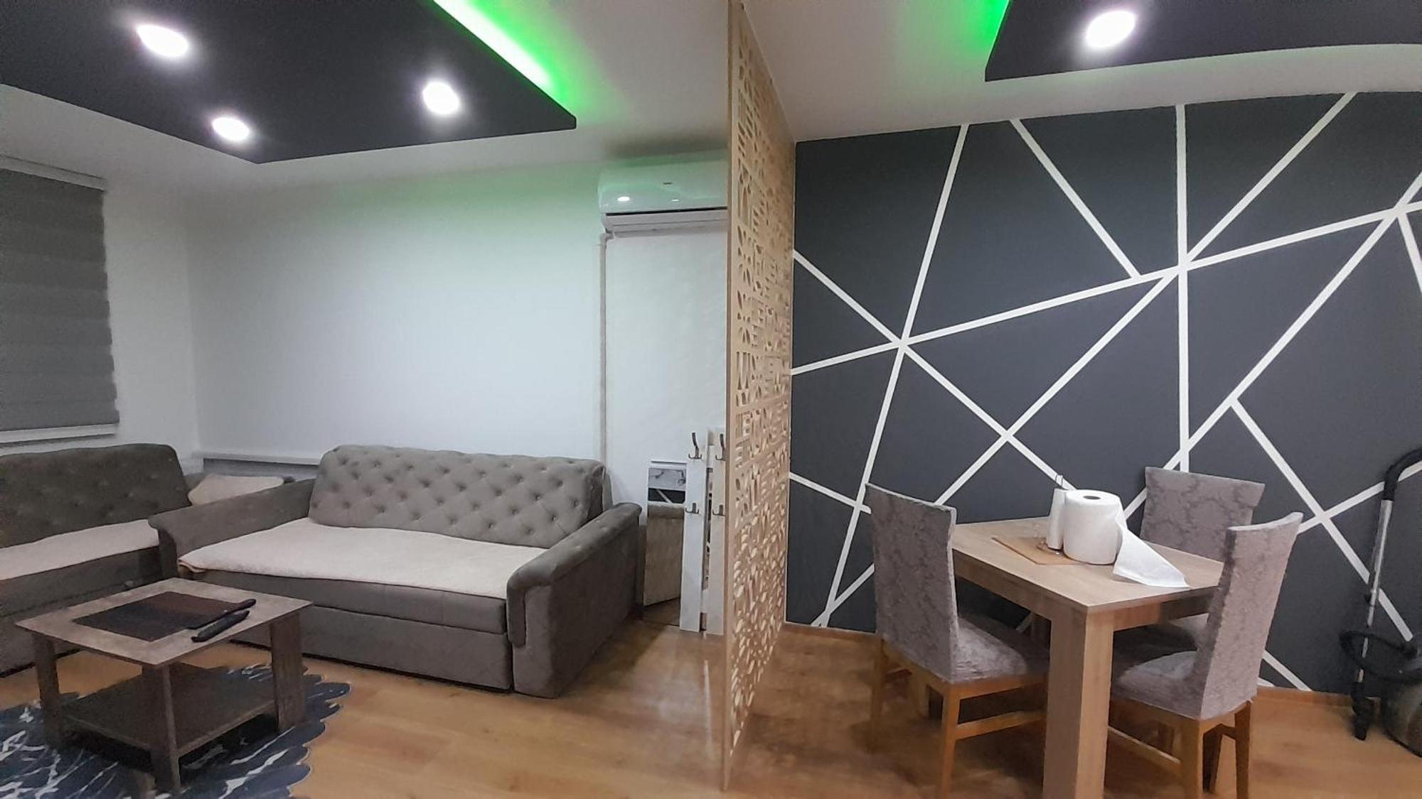 Golden Neom Apartman, Stup,